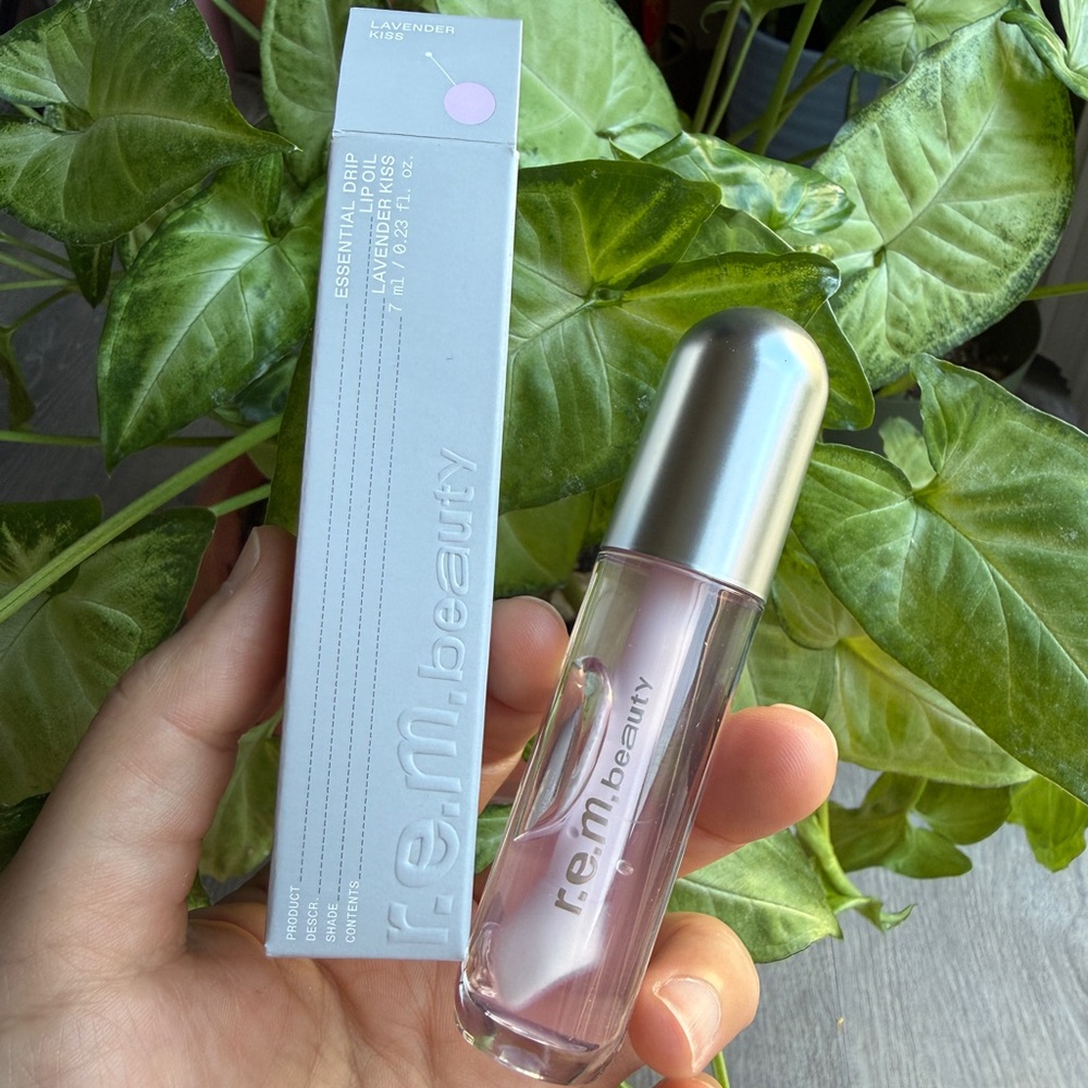 r.e.m. beauty Essential Drip Lip Oil – Shade “Lavender Kiss”